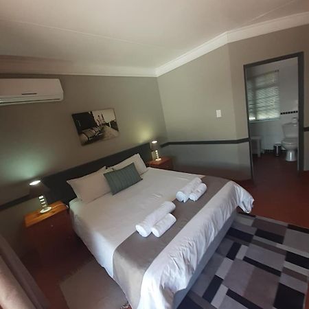 Oakwood Lodge Bloemfontein Eksteriør billede A room at the Protea Hotel, Polokwane