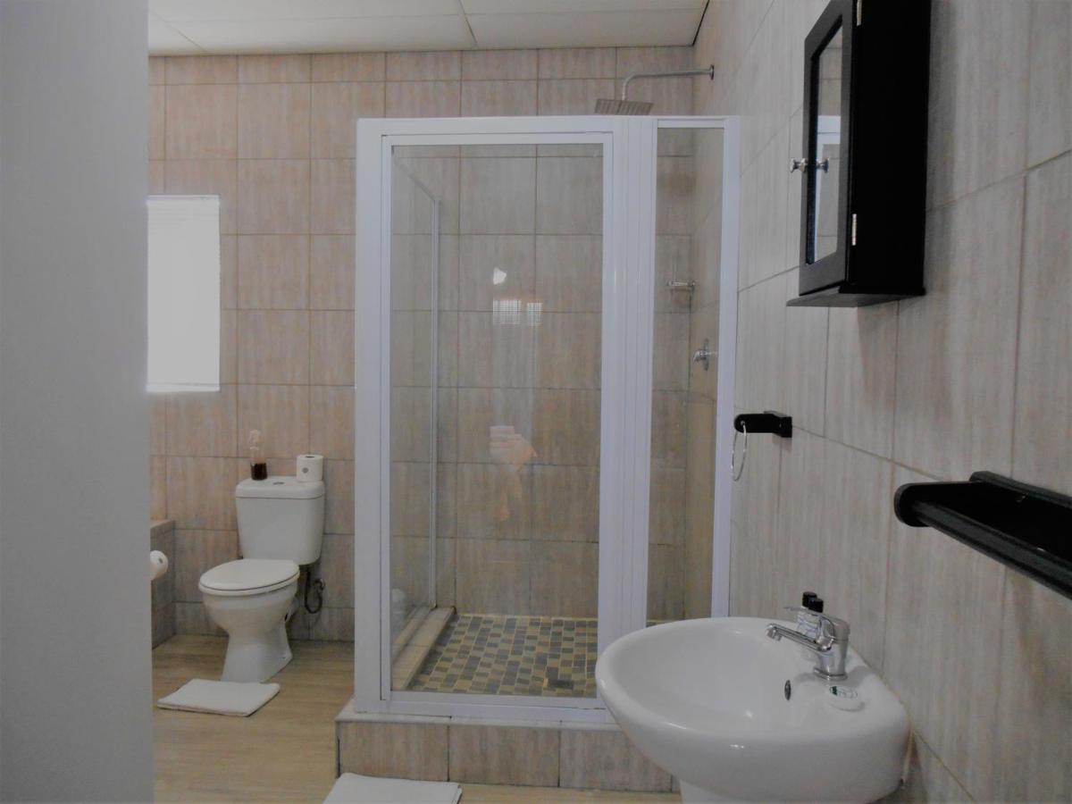 Oakwood Lodge Bloemfontein Eksteriør billede A shower cubicle