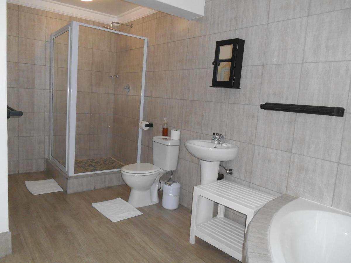 Oakwood Lodge Bloemfontein Eksteriør billede Bathroom with shower cubicle