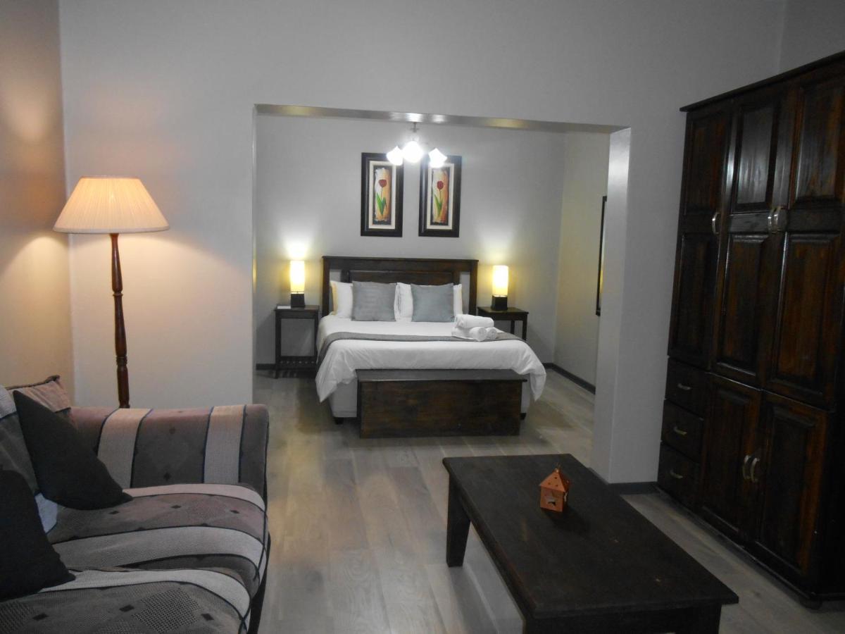 Oakwood Lodge Bloemfontein Eksteriør billede A bedroom in a hotel