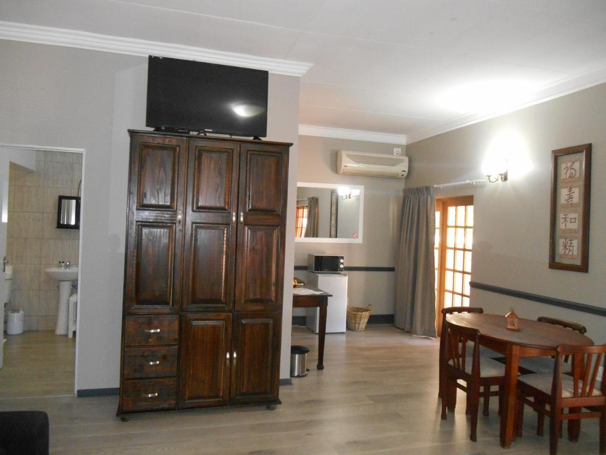 Oakwood Lodge Bloemfontein Eksteriør billede A typical guest room at the hotel