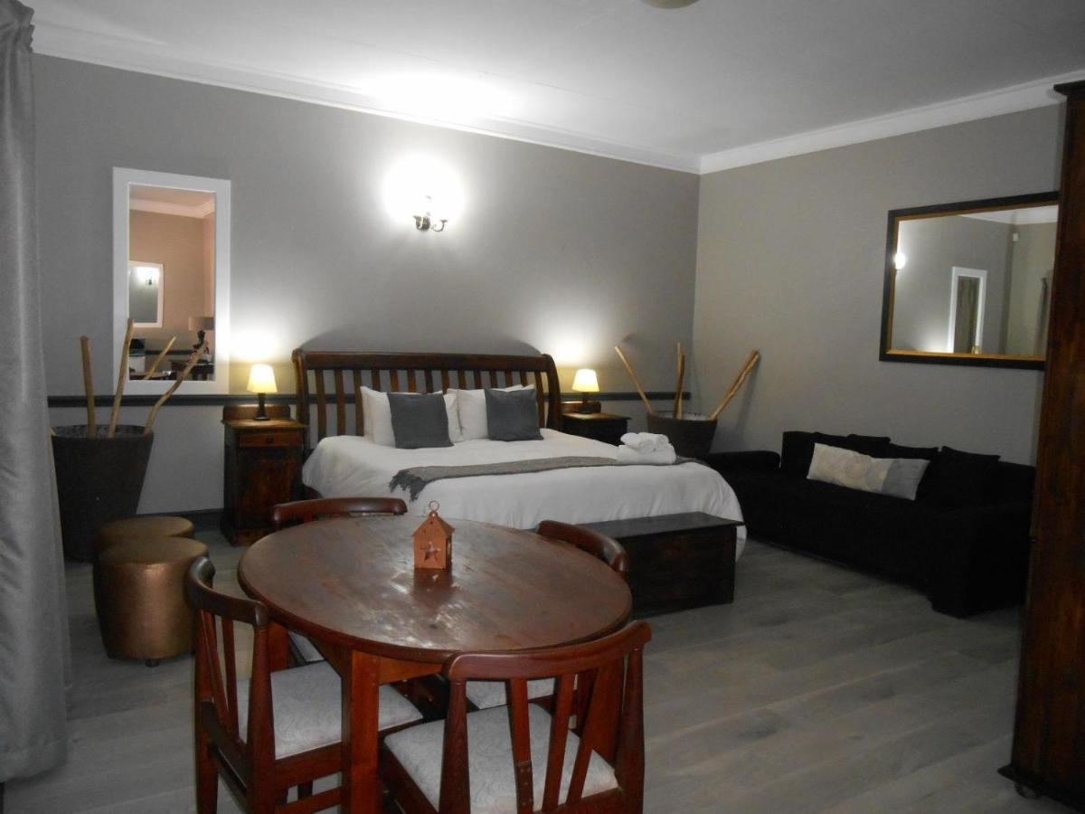 Oakwood Lodge Bloemfontein Eksteriør billede A bedroom in a hotel