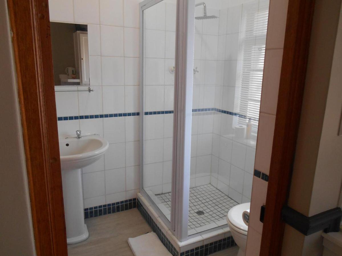Oakwood Lodge Bloemfontein Eksteriør billede A shower cubicle