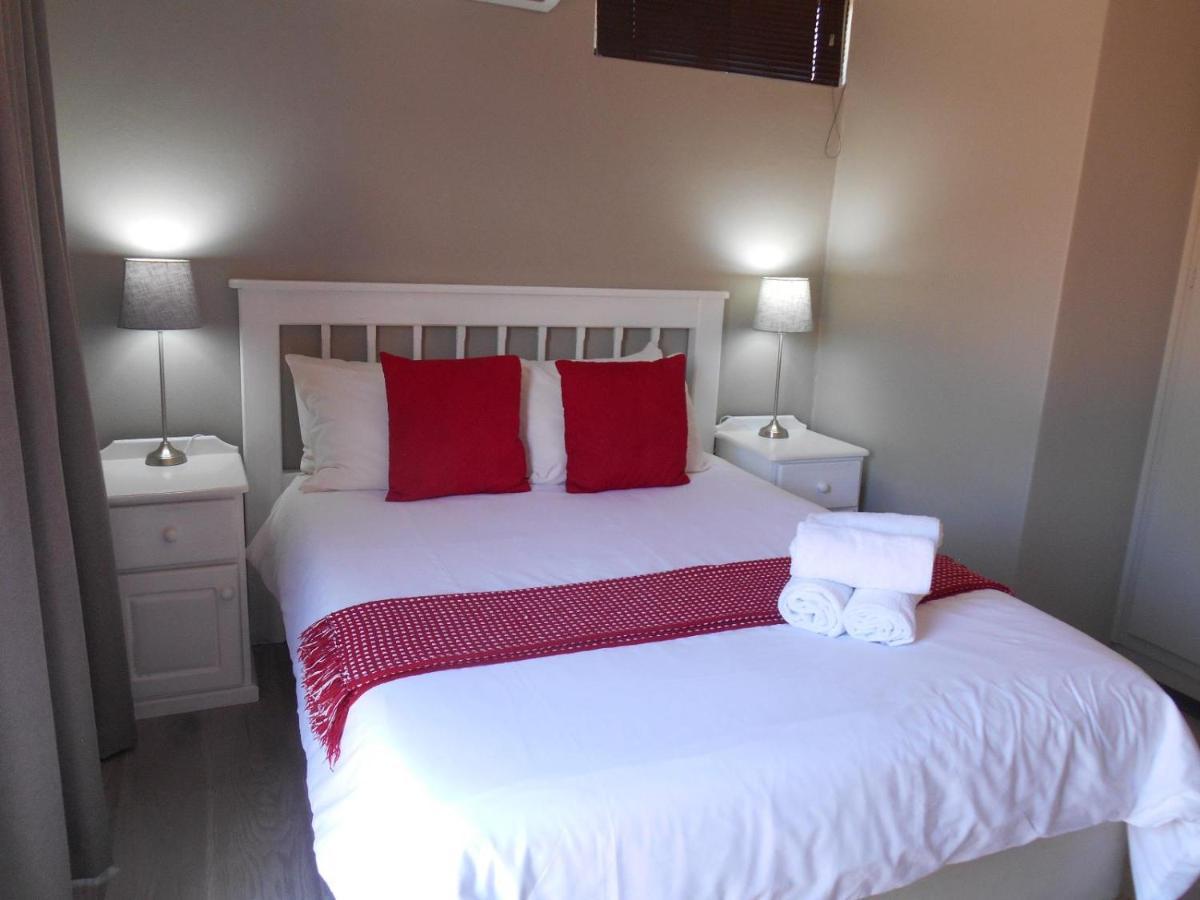 Oakwood Lodge Bloemfontein Eksteriør billede A bedroom in a guest house