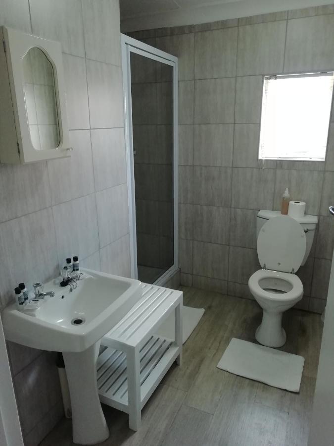 Oakwood Lodge Bloemfontein Eksteriør billede A modern bathroom
