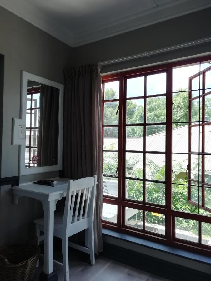 Oakwood Lodge Bloemfontein Eksteriør billede A window with burglar bars