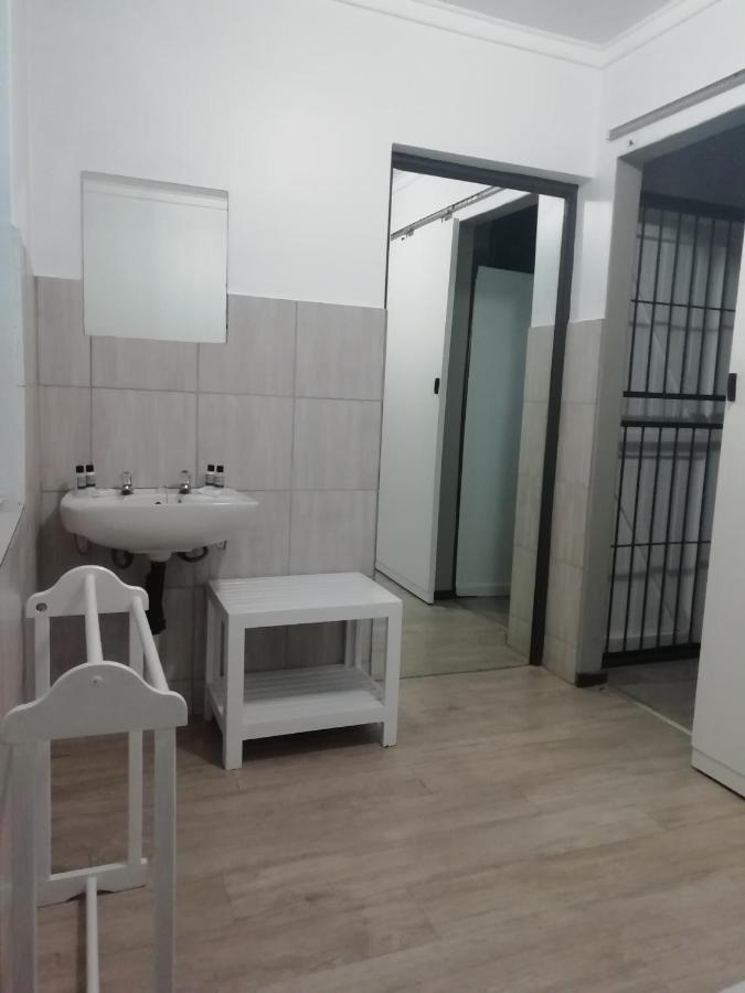 Oakwood Lodge Bloemfontein Eksteriør billede A cell at the prison