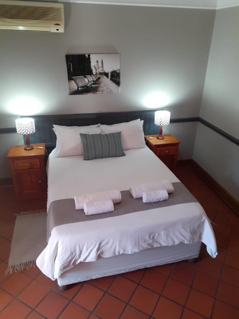 Oakwood Lodge Bloemfontein Eksteriør billede A bedroom at the hotel