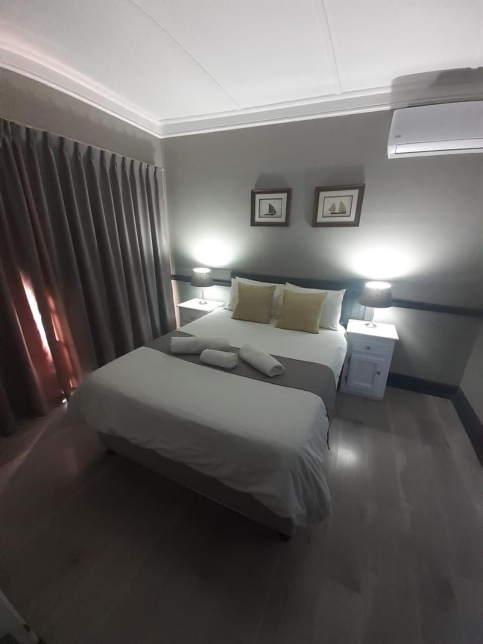 Oakwood Lodge Bloemfontein Eksteriør billede A bedroom at the hotel