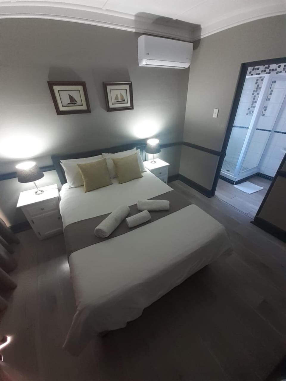 Oakwood Lodge Bloemfontein Eksteriør billede A room at the hotel
