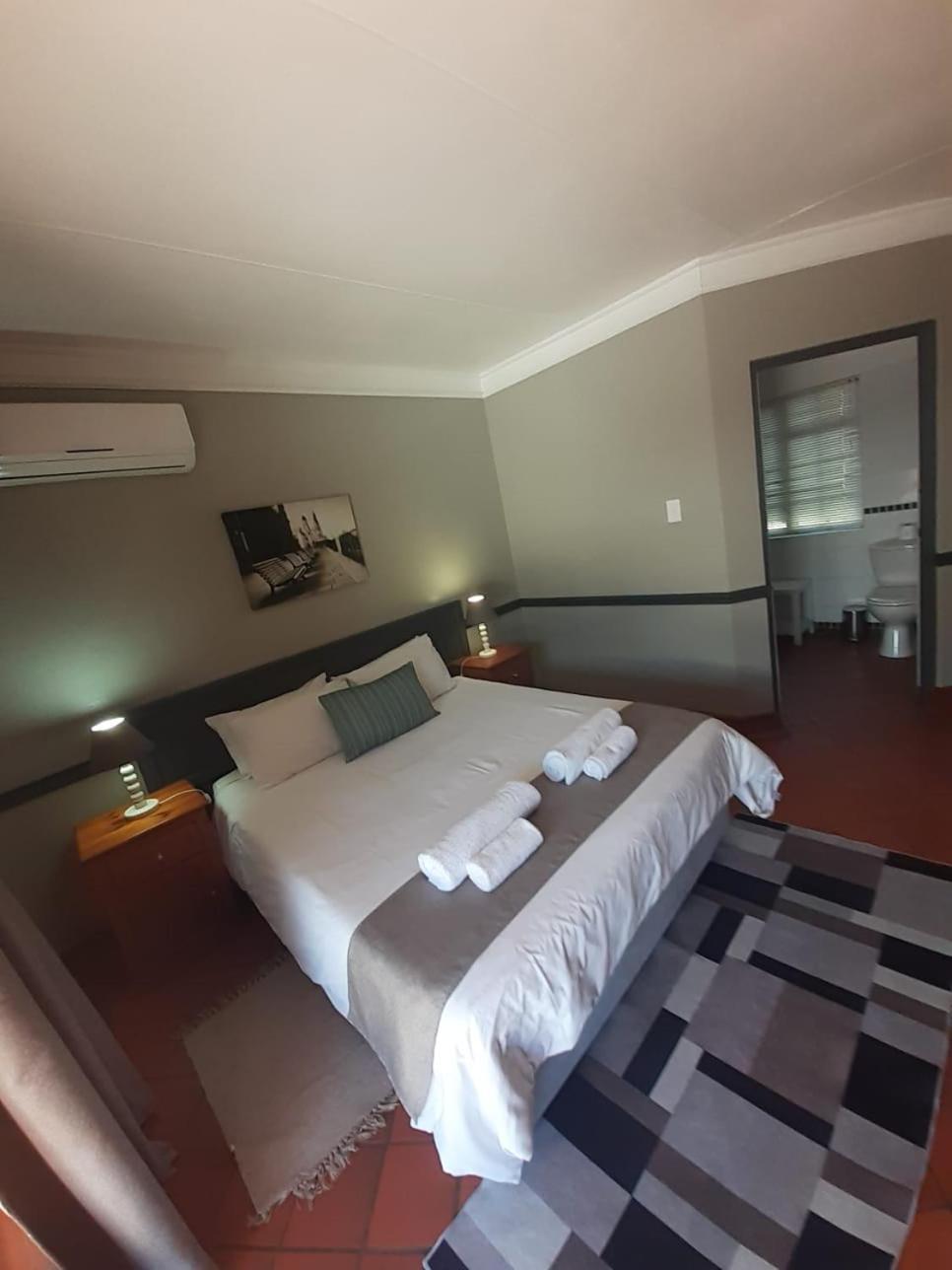 Oakwood Lodge Bloemfontein Eksteriør billede A room at the Protea Hotel, Polokwane