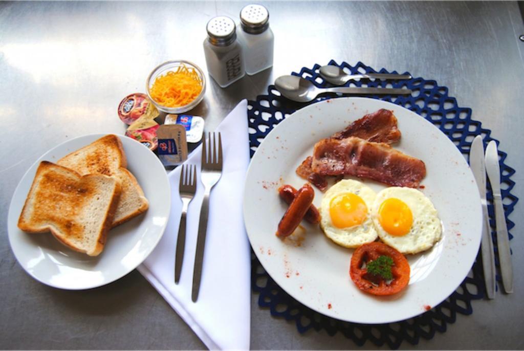 Oakwood Lodge Bloemfontein Eksteriør billede English breakfast
