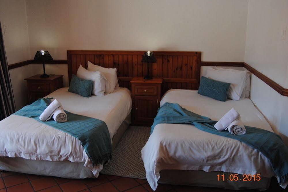 Oakwood Lodge Bloemfontein Eksteriør billede A bedroom at the Protea Hotel, Port Elizabeth