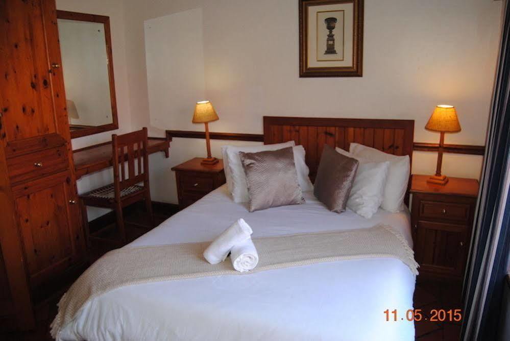 Oakwood Lodge Bloemfontein Eksteriør billede A bedroom at the hotel