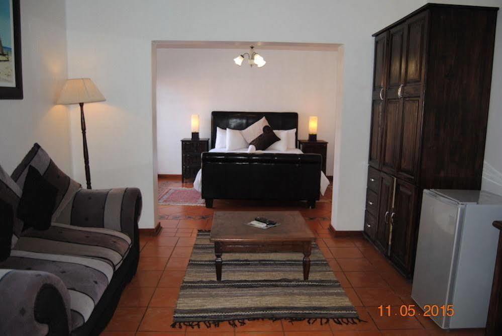 Oakwood Lodge Bloemfontein Eksteriør billede A bedroom in a guest house in South Africa