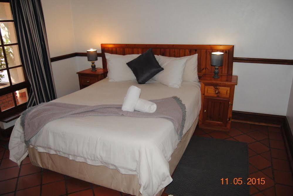Oakwood Lodge Bloemfontein Eksteriør billede A bedroom at the hotel