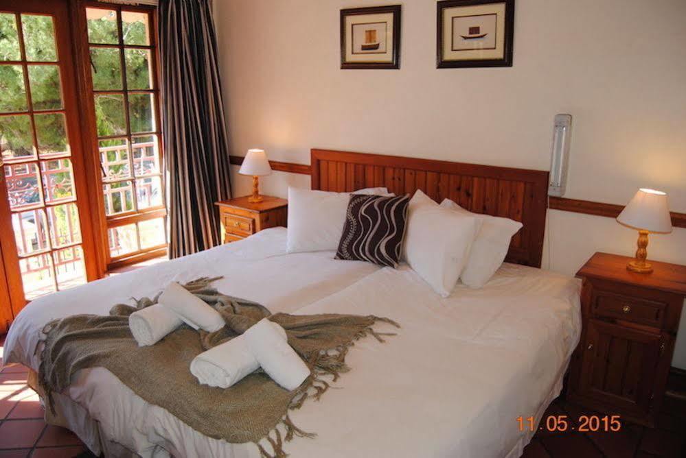 Oakwood Lodge Bloemfontein Eksteriør billede A bedroom at the hotel