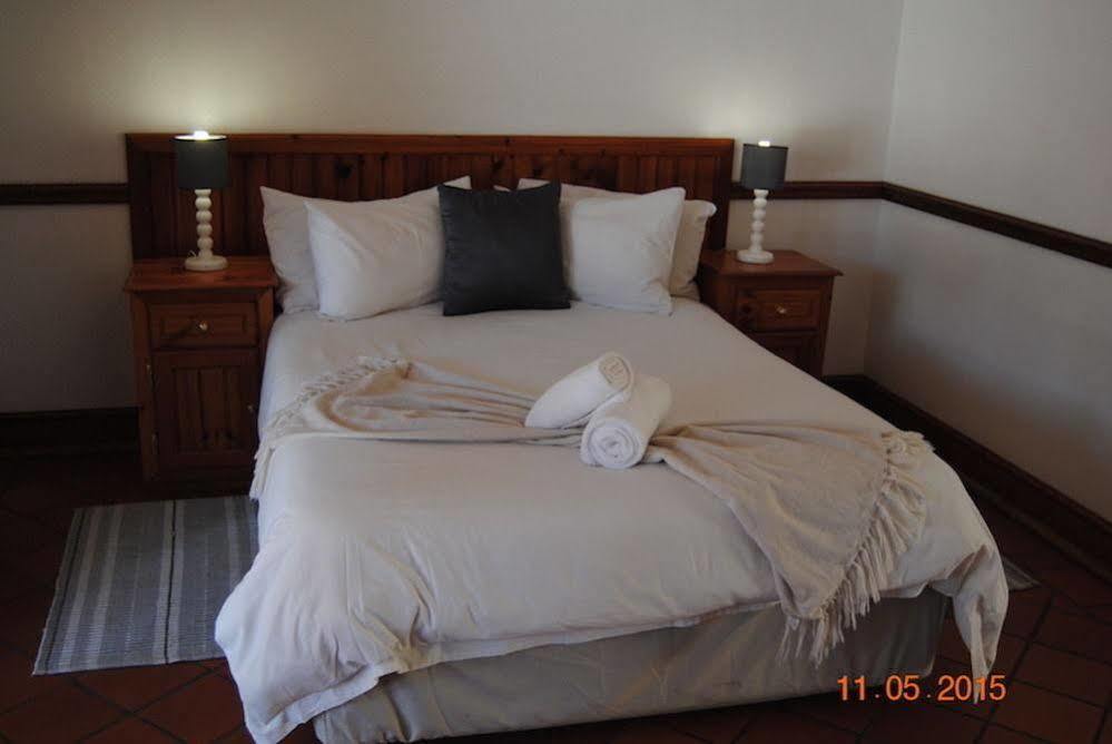 Oakwood Lodge Bloemfontein Eksteriør billede A bed with a throw