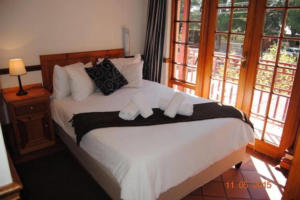 Oakwood Lodge Bloemfontein Eksteriør billede A guest room at the hotel