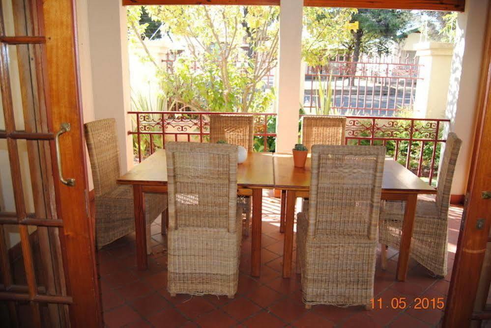 Oakwood Lodge Bloemfontein Eksteriør billede The dining room at the house