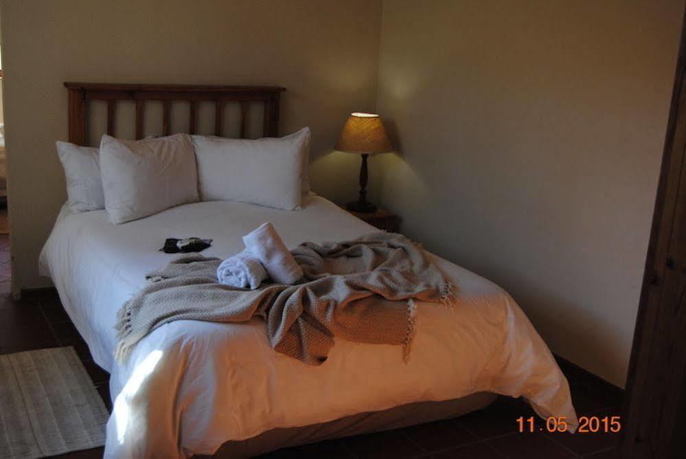 Oakwood Lodge Bloemfontein Eksteriør billede A bedroom at the hotel