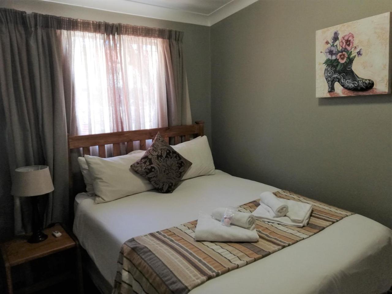 Oakwood Lodge Bloemfontein Eksteriør billede A bedroom at the hotel