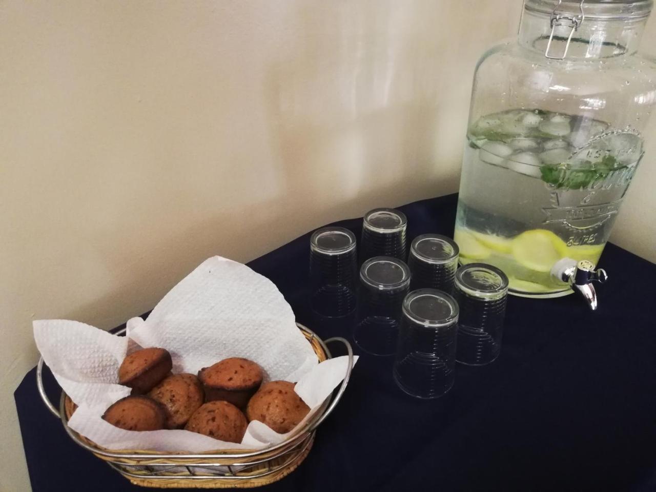 Oakwood Lodge Bloemfontein Eksteriør billede A water dispenser with lemon and mint
